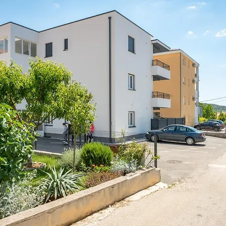 아파트 Sunny 4**** Luxury Apart With Garden In Center *